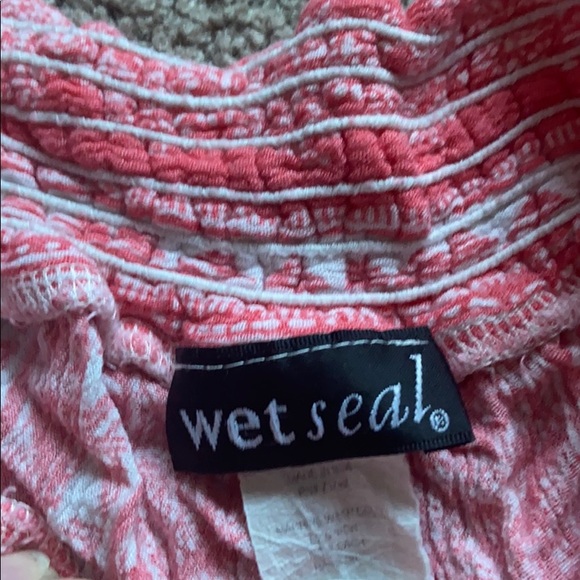 🌵3/$20• Pink and White stretchy pattered shorts - Picture 3 of 3